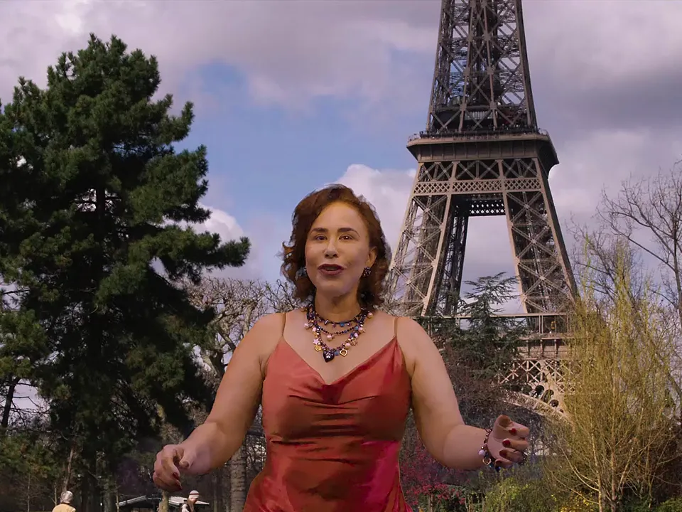Mesmo vídeo com Paris ao fundo