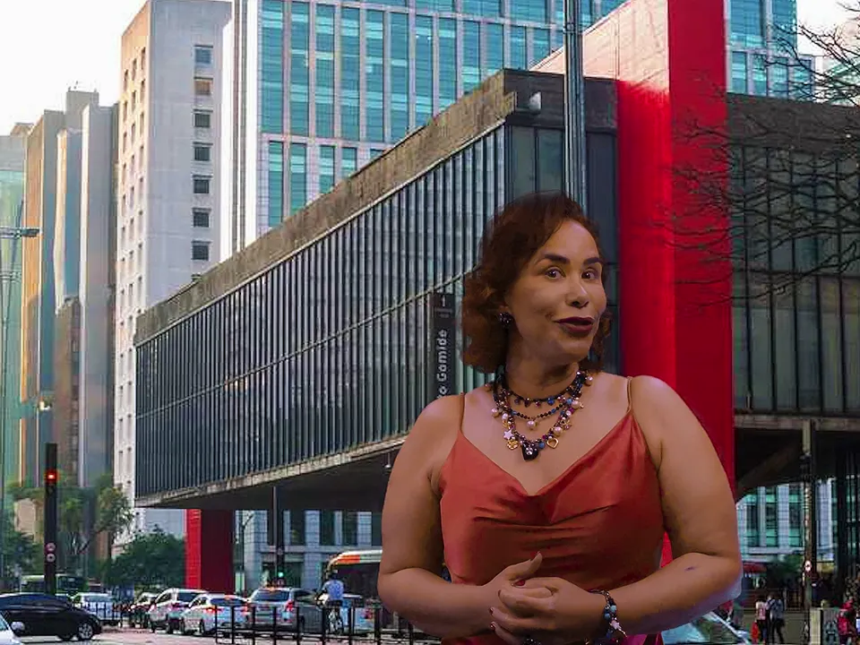 Vídeo gravado no chroma key com a Avenida Paulista ao fundo