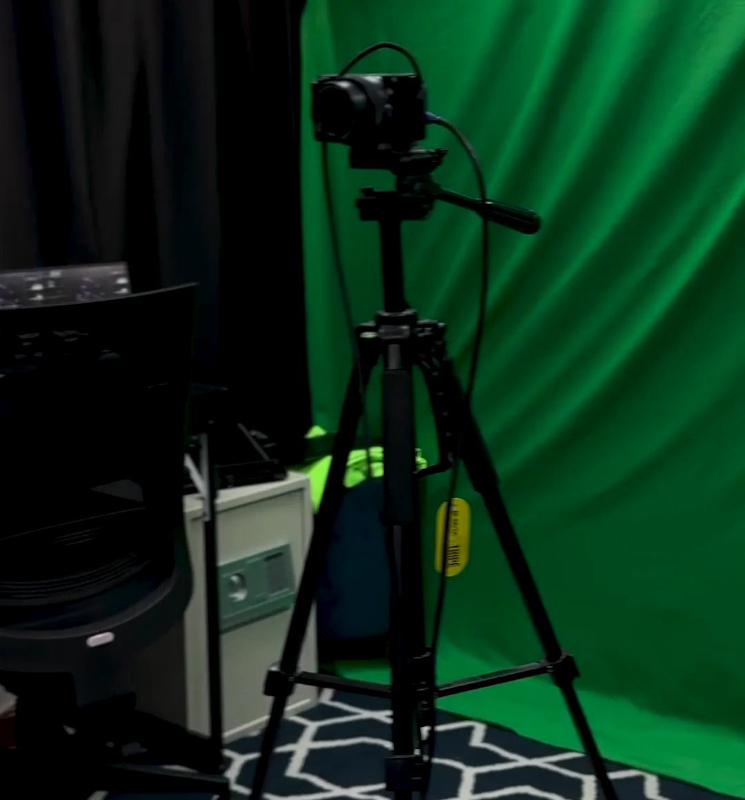 Câmera no tripé de frente para o fundo verde de chroma key