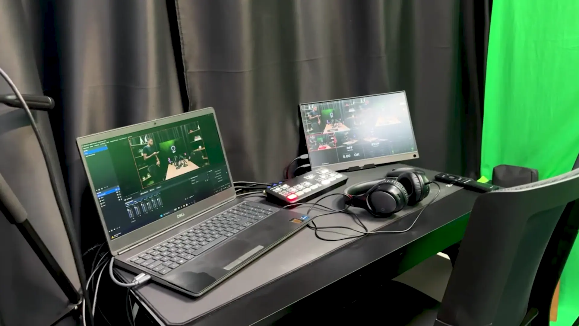 Mesa de controle com notebooks, mesa de corte e fones no estúdio