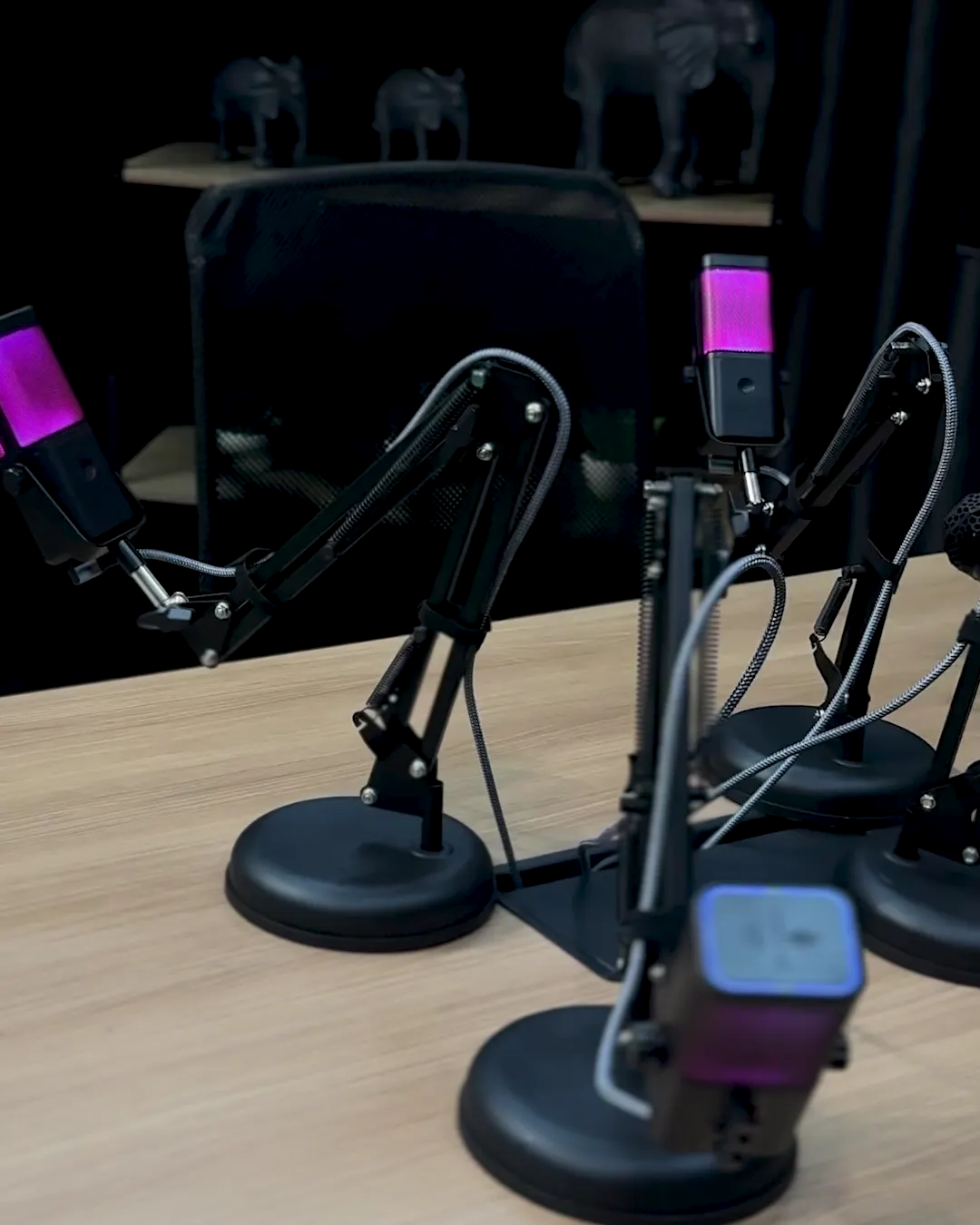 Bancada de podcast com microfones em braços articulados