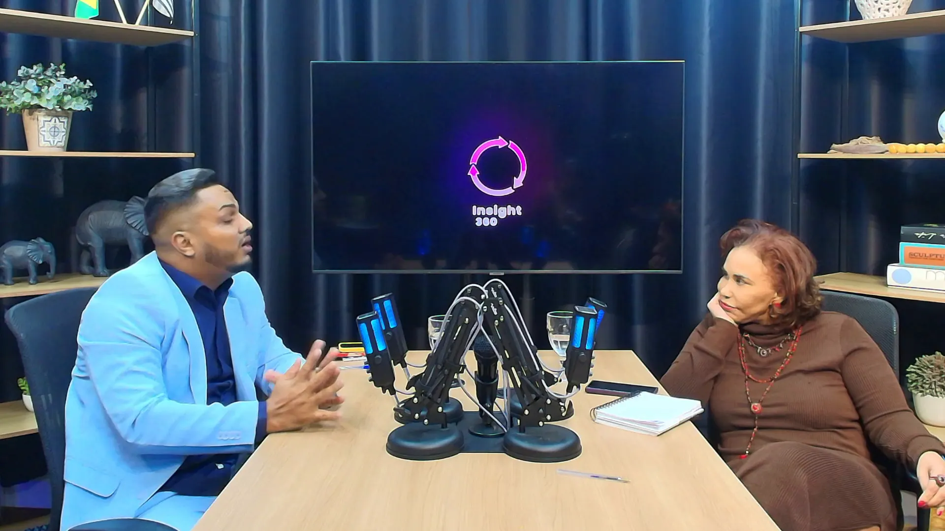 Podcast gravado no estúdio da Insight 360, com convidados na bancada
